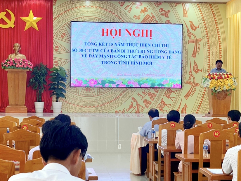 Đồng chí Nguyễn Công Lý - HUV, PCT UBND huyện phát biểu giải đáp kiến nghị.