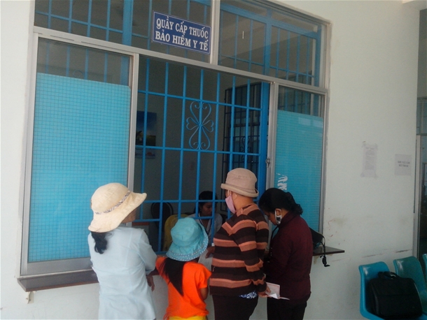 Người nhà bệnh nhân nhận thuốc BHYT tại Bệnh viện huyện