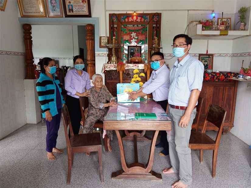Ông Nguyễn Hữu Hiệp, Giám đốc ngân hàng CSXH huyện Hàm Thuận Bắc thăm, tăng quà Mẹ VNAH Trần Thị Thanh, thôn Dân Hòa, xã Thuận Hòa.
