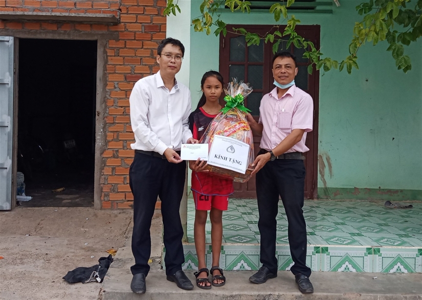 Em Thông Thị Huỳnh Như, Thôn 3, Thị trấn Ma Lâm, học sinh có hoàn cảnh ĐBKK chương trình “Cặp lá yêu thương”